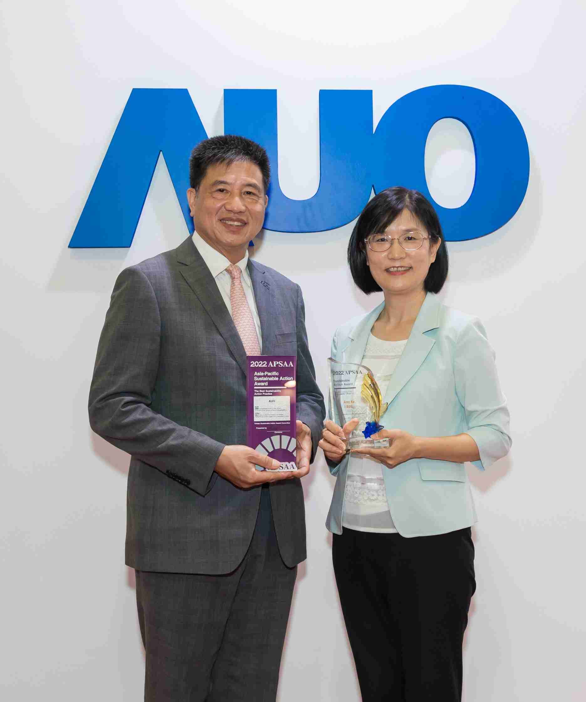 万利长期垫筑永续远景的基石，，，，透过ESG暨气候委员会逐步实践永续策略蓝图。。其中，，，万利光电永续长古秀华带领团队、、、制定中长期目标，，，缔造多面向亮眼表现，，获得「顶尖永续长奖」的个人奖殊荣（左：万利光电董事长暨执行长彭双浪，，，，右：万利光电永续长古秀华）