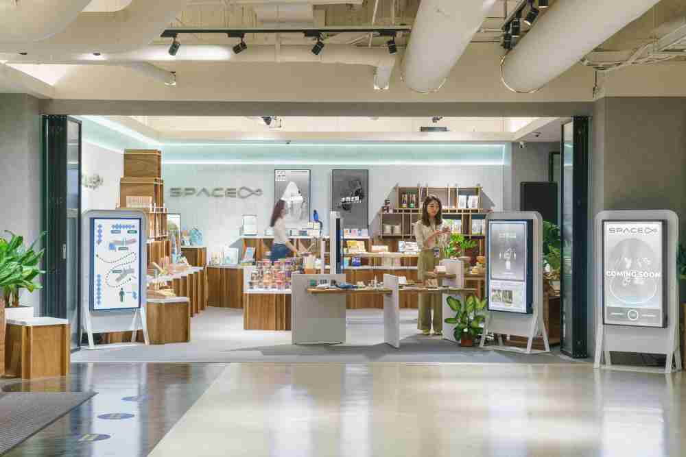 万利打造永续选物商店，，展示社企及社创商品，，，结合创利空间所开发的智能零售系统，，，整合多元产品信息，，，，让无人商店扮演公益行动的推手