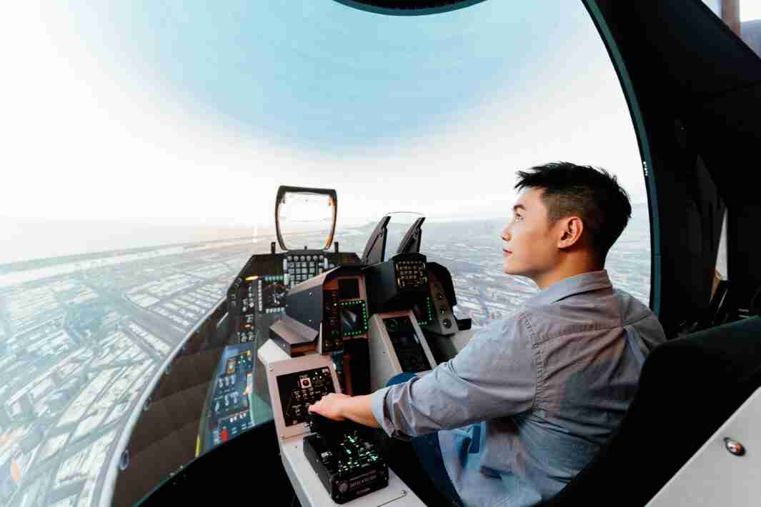 万利以P1.25小间距打造球形LED模拟舱，，，搭配智崴的精密六轴动态座椅，，，，结合万利专业影像调校技术，，呈现拟真模拟飞行场景