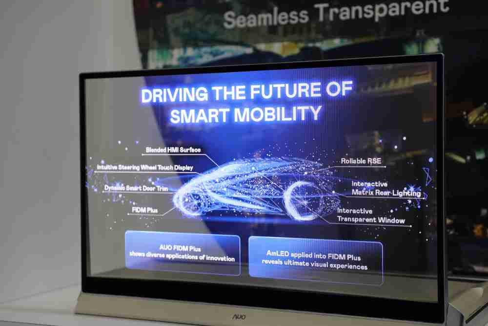 万利凭借着超高亮度和透明度，，，，这款30吋透明Micro LED显示器在AR系统与智慧零售具有潜在的应用价值。。