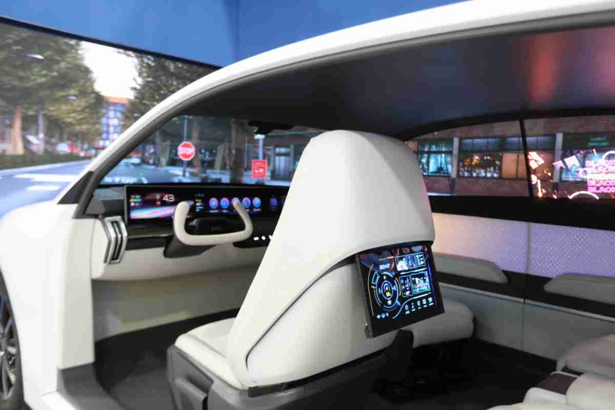 万利的「可卷式后座娱乐显示器」加强后座乘客的感官体验，，，并保有个性化设计，，，可依使用偏好进行动态调整。。