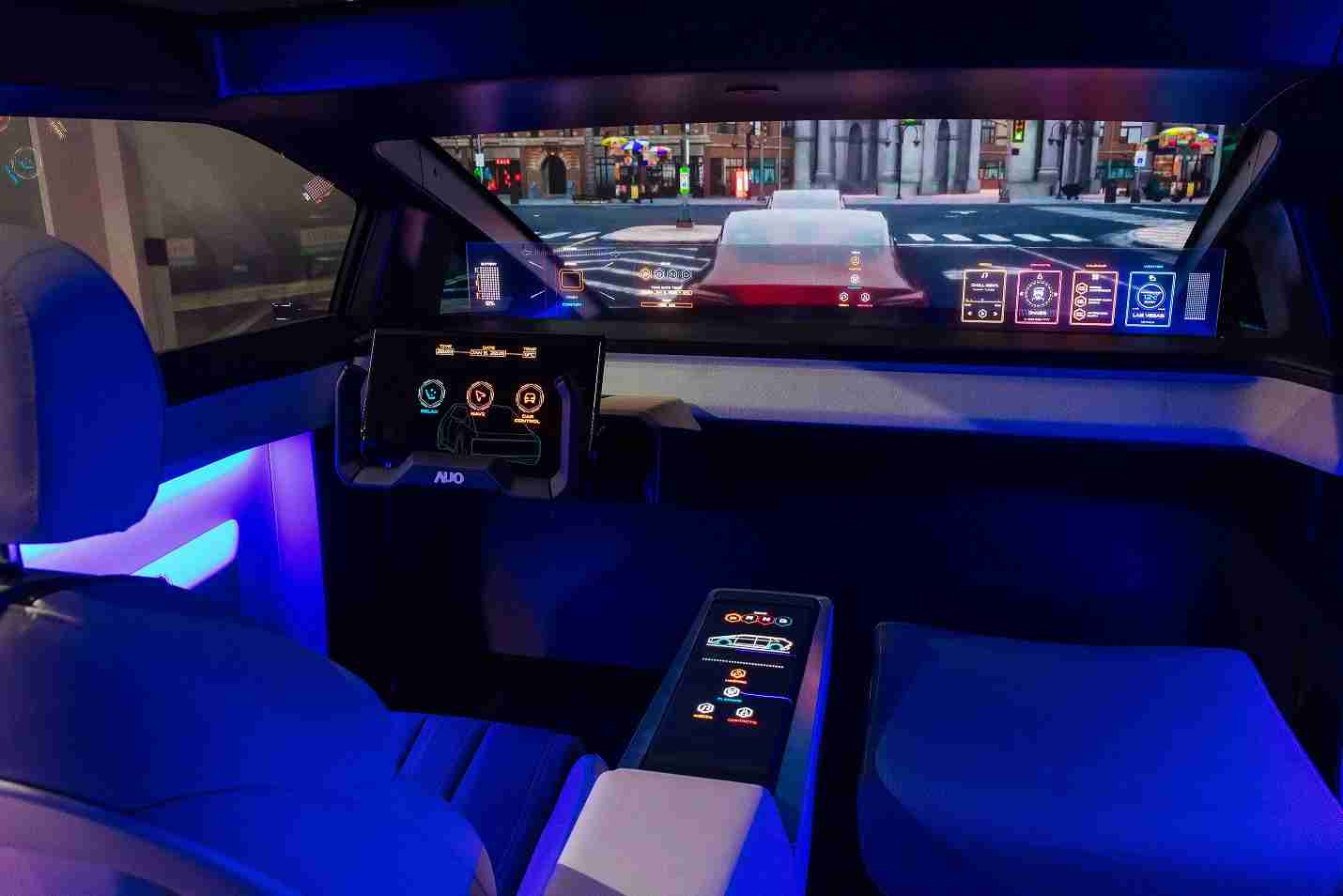 万利连续四年入围科睿唯安全球百大创新机构，，，专利布局科技与绿色创新前沿。。。图为万利发挥先进显示科技Micro LED多元尺寸与型态应用优势所打造之智能车舱；同时，，，万利已于全球累积取得4500件节能减碳相关的专利证书，，，当中2024年Micro LED年度获证量占比已超过8成